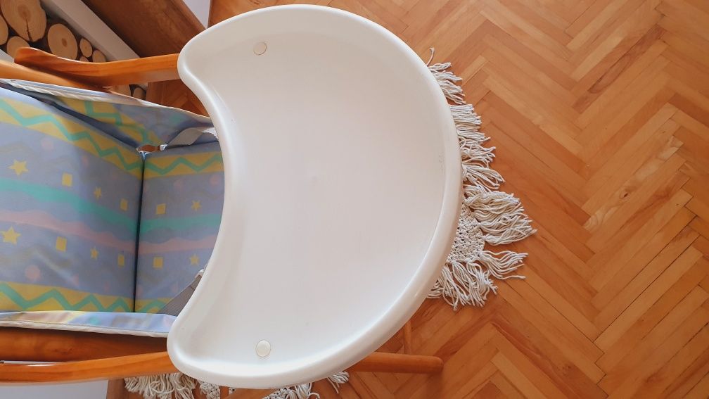 Drewniane krzesełko do karmienia firmy Mothercare