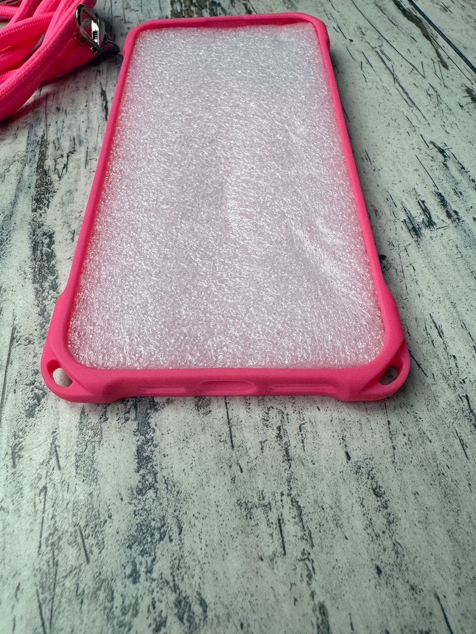Rozowe etui paskiem cross-body na iPhone 15 max. Super jakosc, nowe.