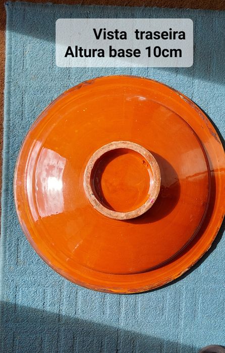 Prato decorativo origem México, com embutidos de latão e pele.