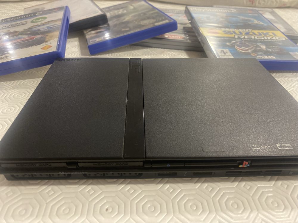 Playstation 2, com comandos e jogos.