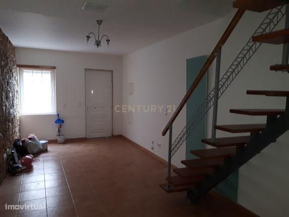 Moradia T2 á Graça Remodelada com Logradouro