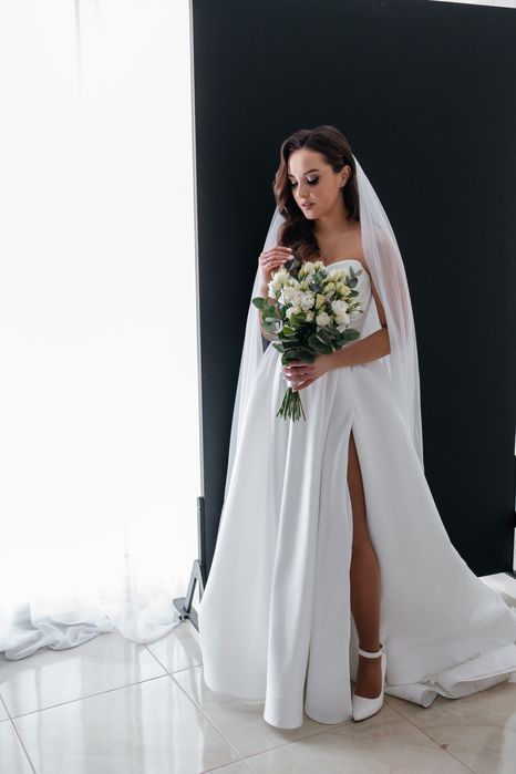 Весільня сукня з вирізом