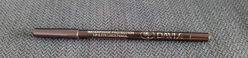 Eyeliner w ołówku, kolor brązowy.