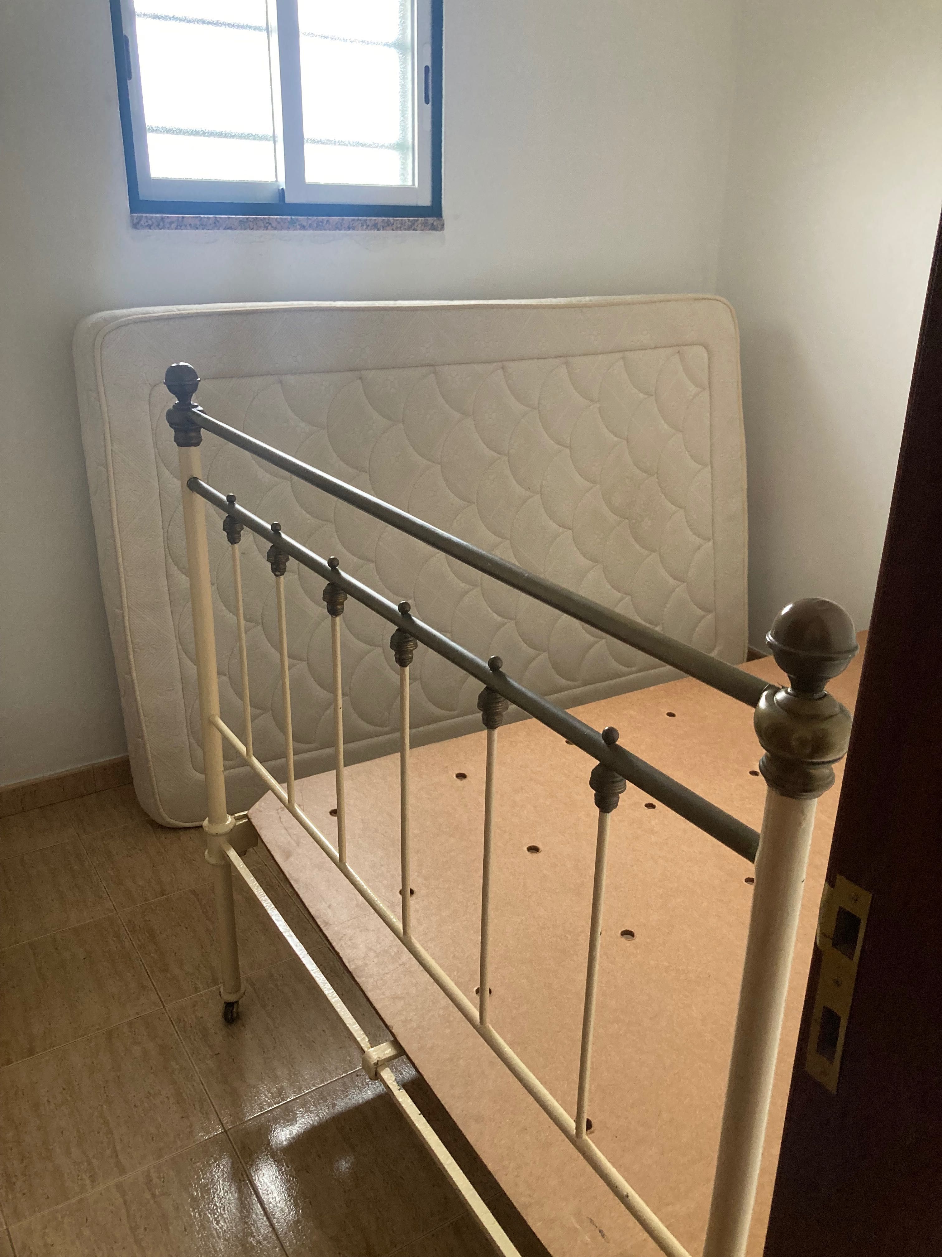 Cama de ferro, corpo e meio + colchão