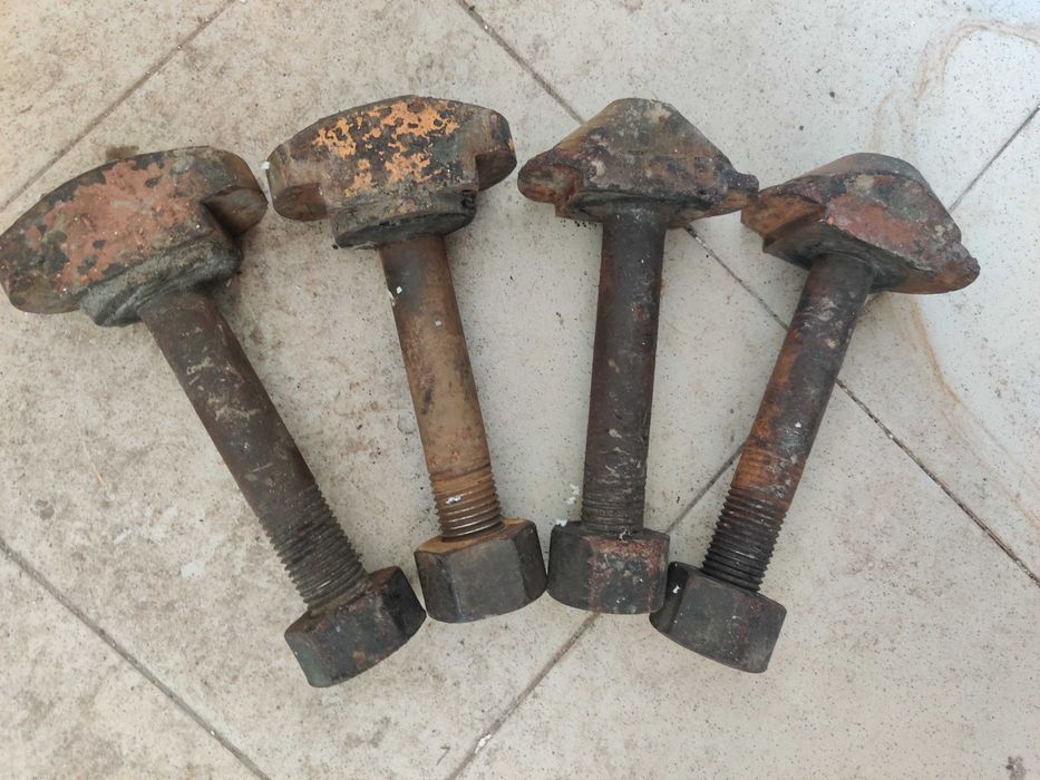 Болти кріплення контейнера (з гайками) б/у