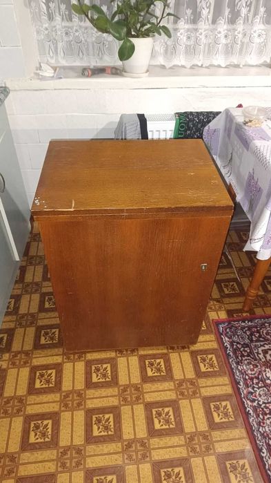 Швейна стіл машинка