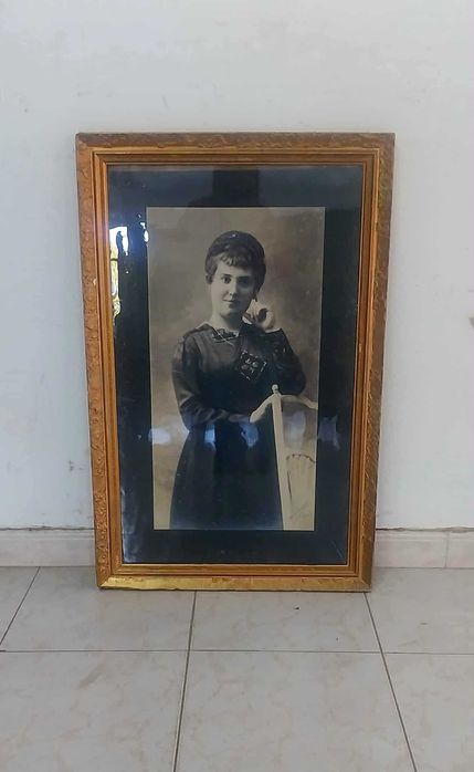 Quadro com Grande Fotografia Antiga em Moldura de Talha Dourada