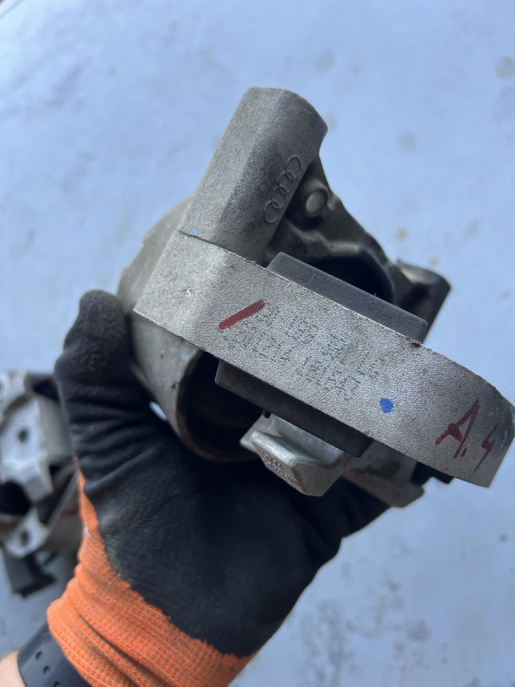 Подушки двигуна 3.0 tdi Audi