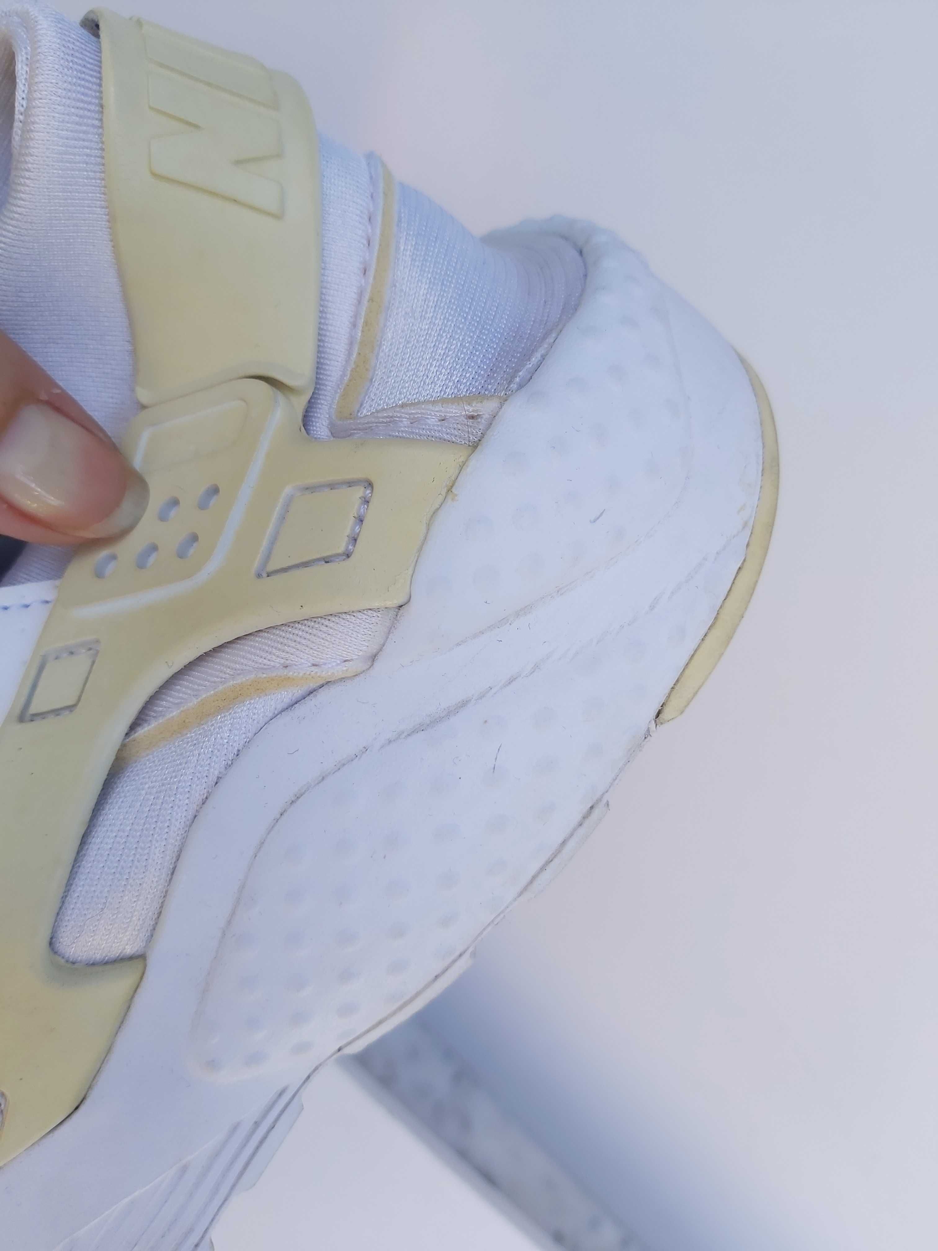 Buty sportowe NIKE białe 39 huarache run