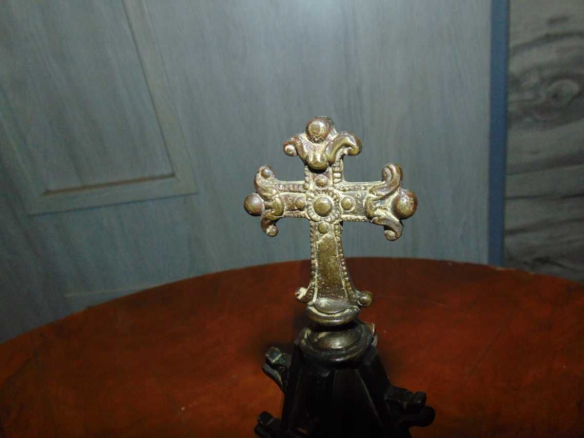 Przedwojenna mosiężna z krzyżem osłona na świecę