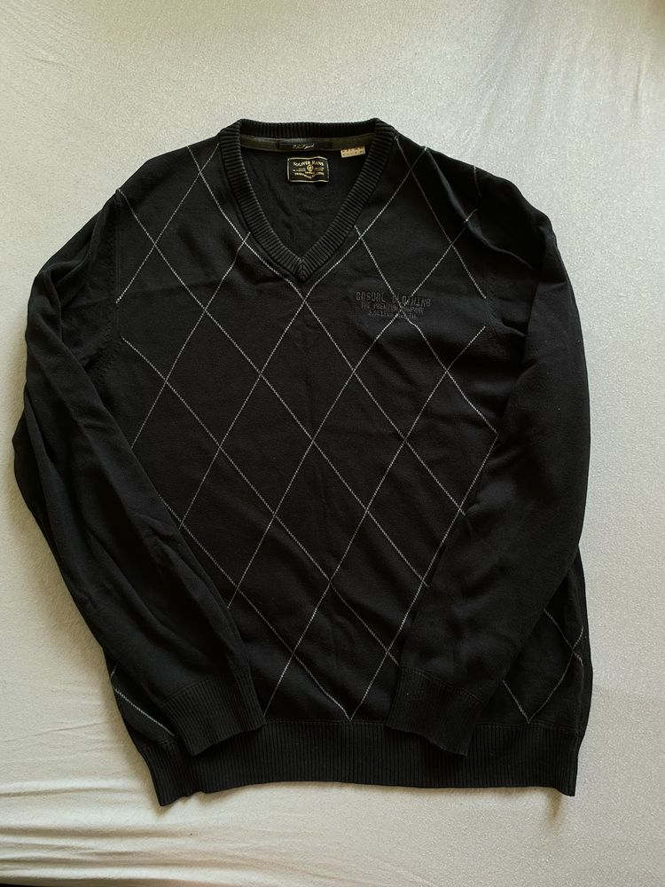 Чорний светр з ромбами
