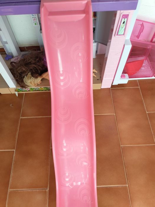 Casa da Barbie com muitos acessórios – usada pouco