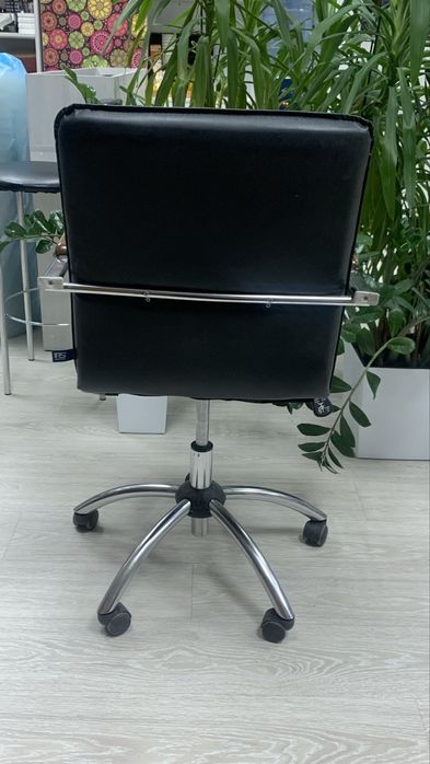 Офісне крісло в наяаності