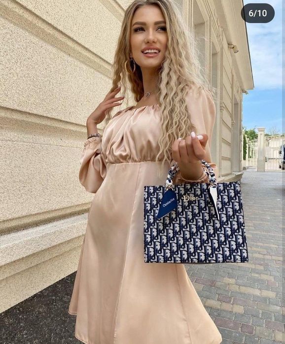 Лёгкое шёлковое приталенное бежевое платье