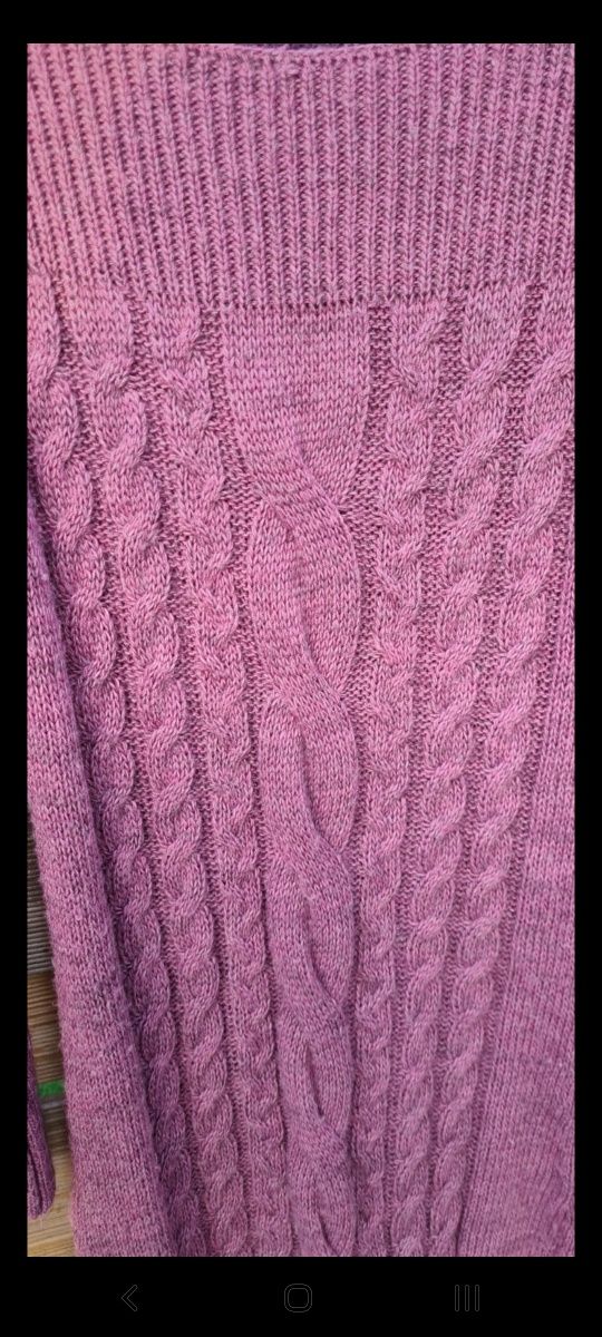 Fioletowy sweter z ozdobnym splotem