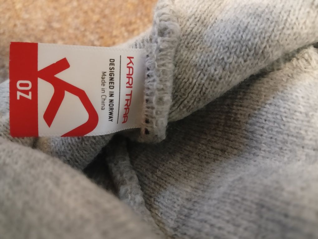 Ciepła czapka Kari Traa
Wysokość 26,5 (po odwnięciu 32,5 cm) 
Stan ide