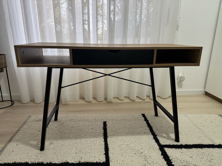 Secretaria preta e madeira