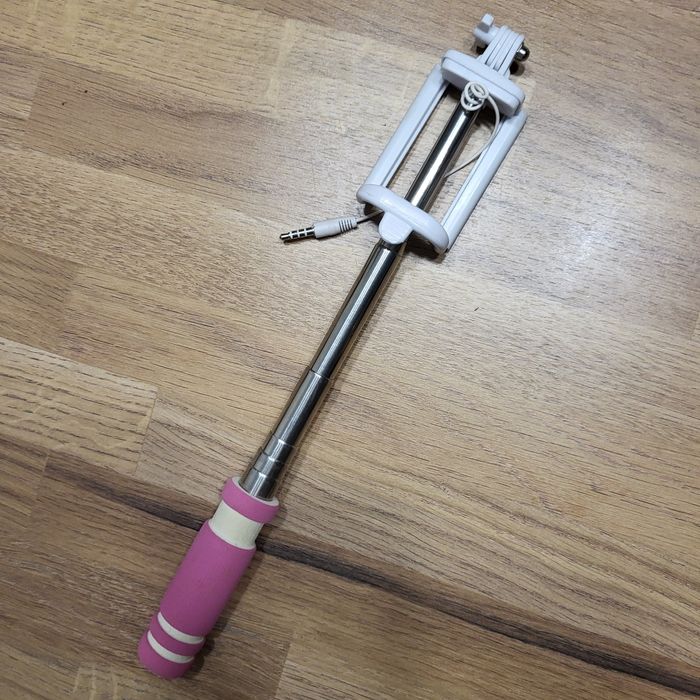 Selfiestick z wejściem do telefonu