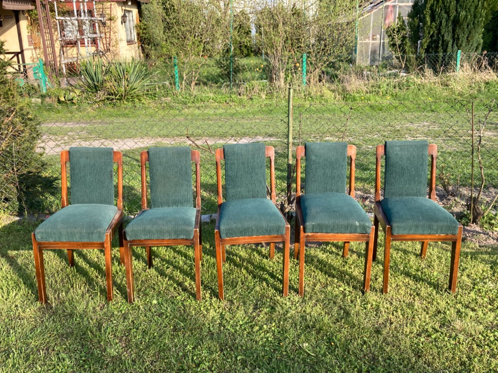 Pięć krzeseł drewniane brąz
