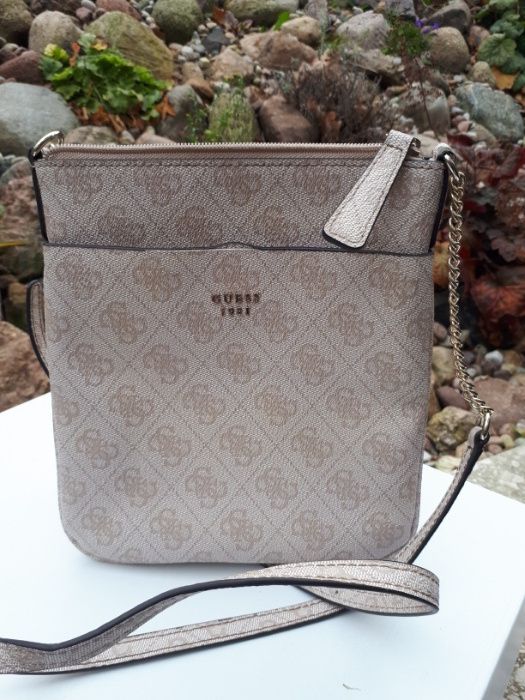 Torebka listonoszka GUESS kremowa jasna monogram