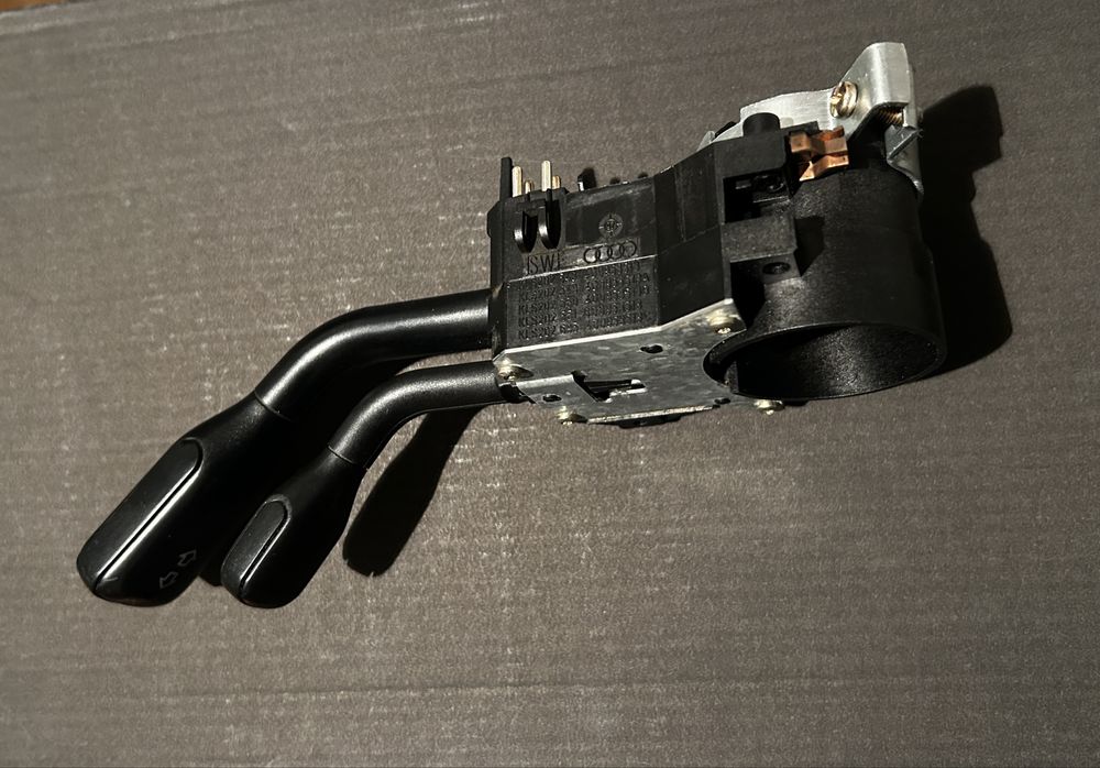 Продам стрикозу (гітару) на Audi A6 C4 (1994–1997)