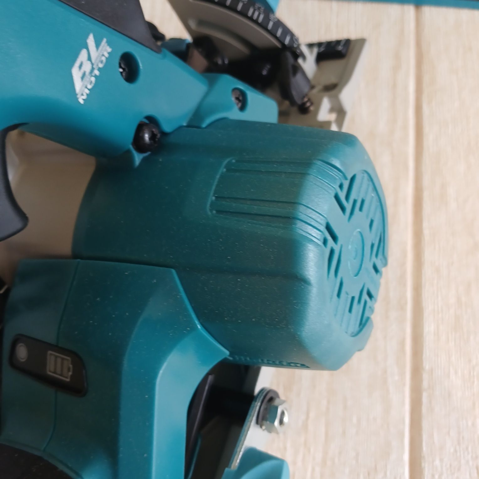 Акумуляторна дискова пила makita dhs680