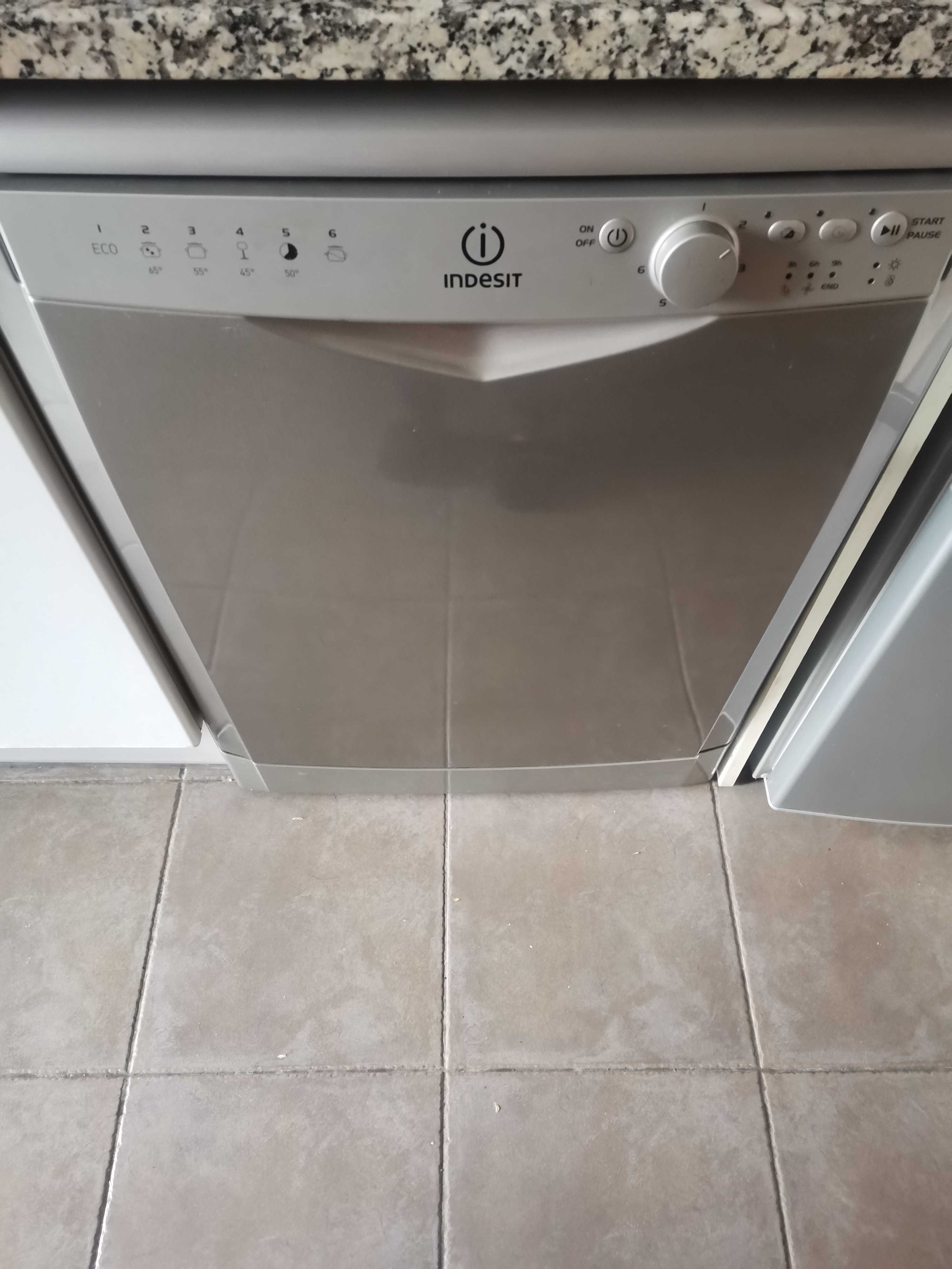 Máquina lavar loiça Indesit
