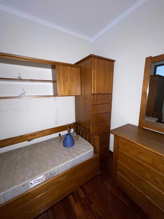 Quarto de solteiro com mobiliário completo