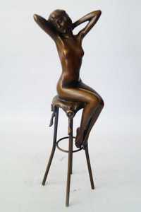 Naga kobieta na krześle figura z brązu Chiparius