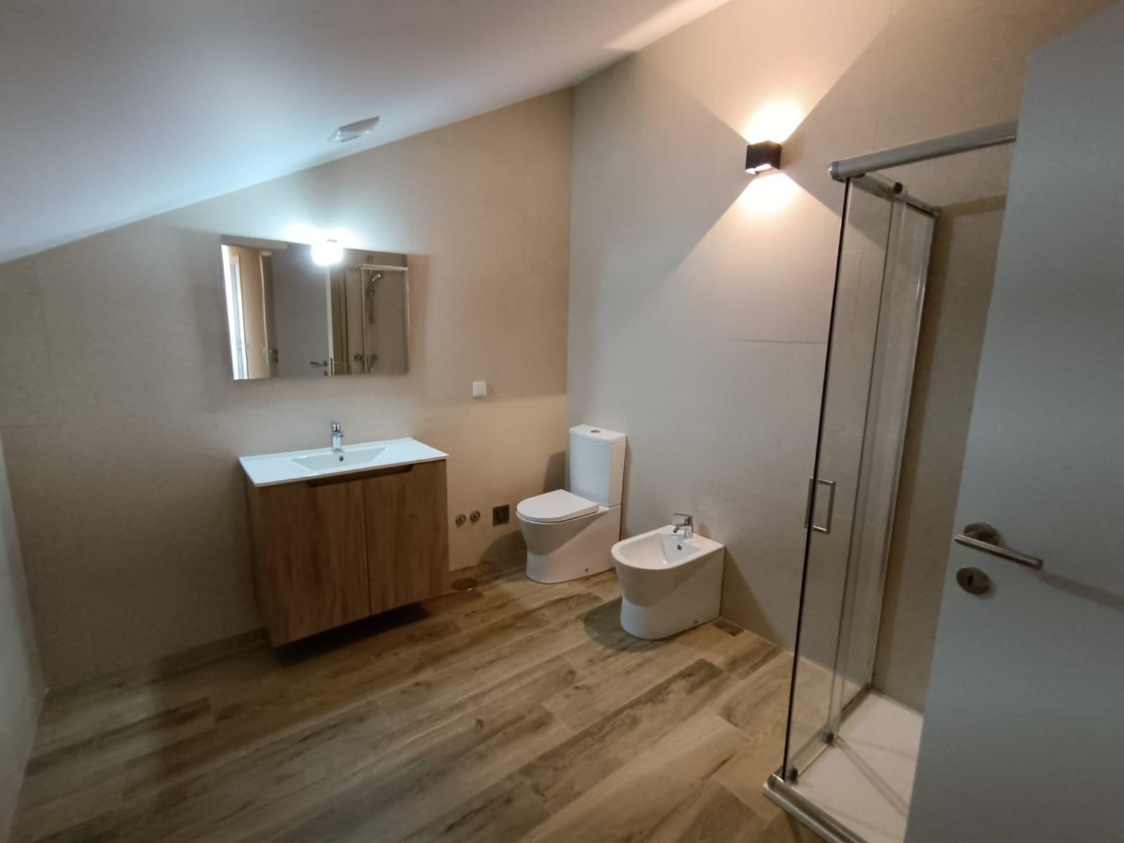 Precisa de limpar sua casa, SchoonmakenLimpezas resolve o seu problema