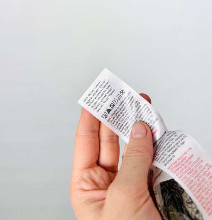 Biała bluzka z krótkim rękawem i orientalnym wzorem