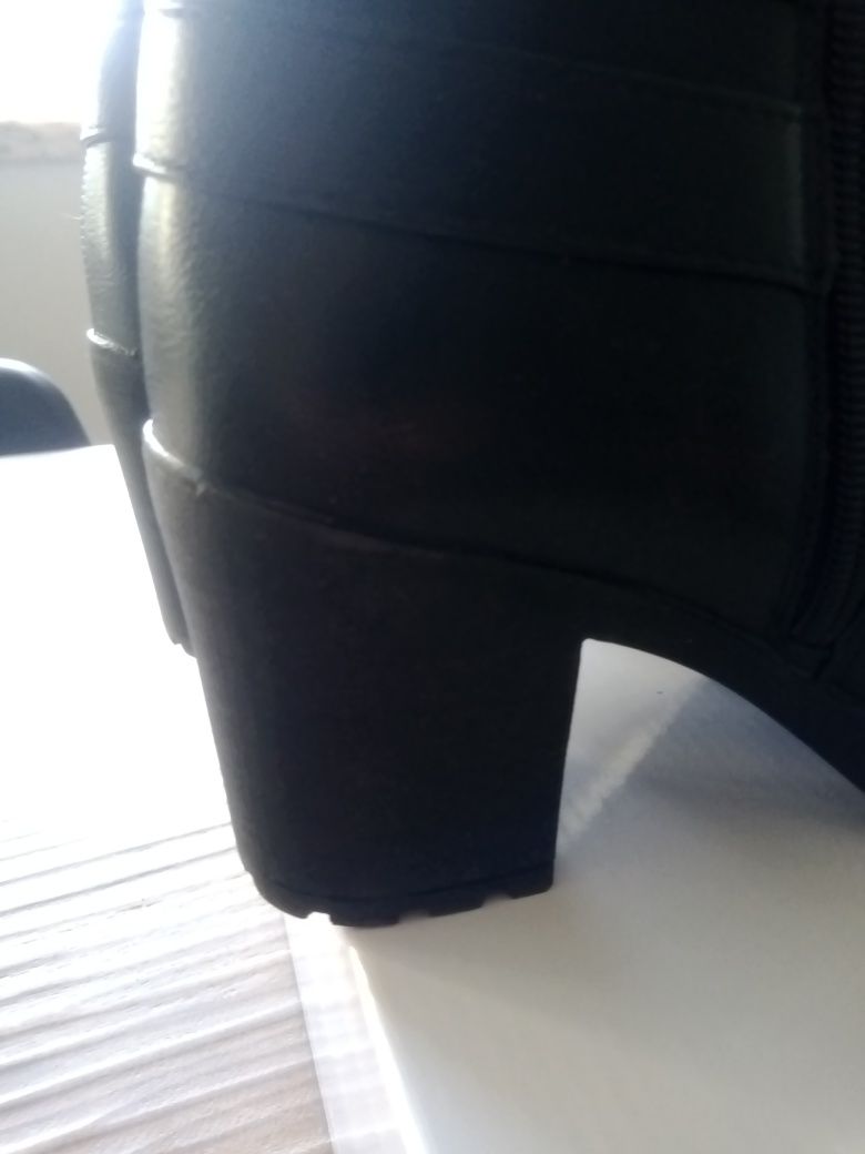 Botas pretas  com fivela 39