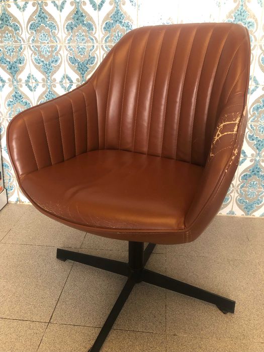 Cadeira pequena de pele estilo vintage