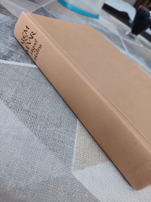Livro "Além do Maar" de Miguel Medina