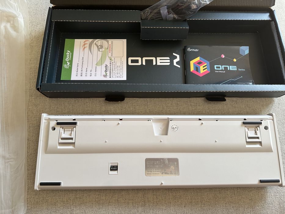 Teclado mecânico Ducky One 2 100% RGB cherry silent red