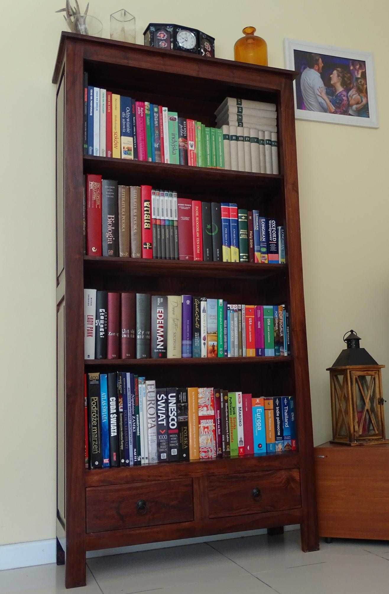 Śliczna witryna / biblioteczka kolonialna z litego drewna egzotycznego