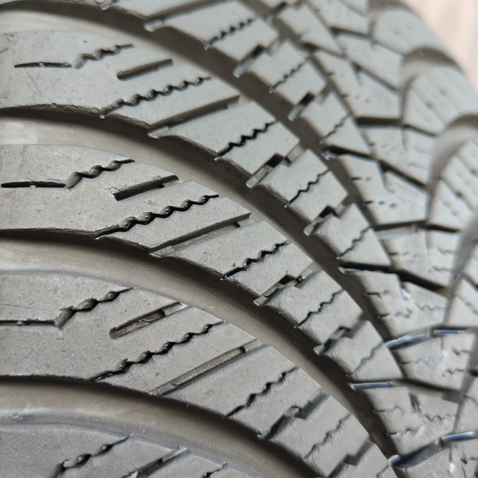 215/55/17 XL Sprzedam parę opon całorocznych Falken