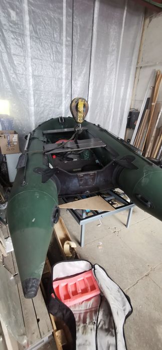 Човен надувний з мотором