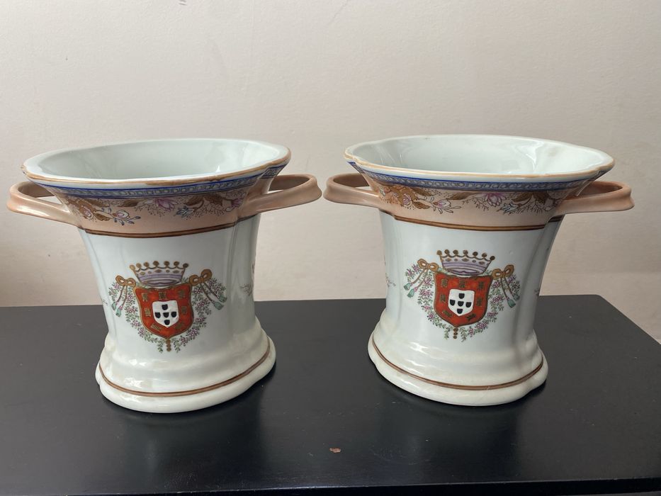 Par de vasos antigos em porcelana com brasão de Portugal