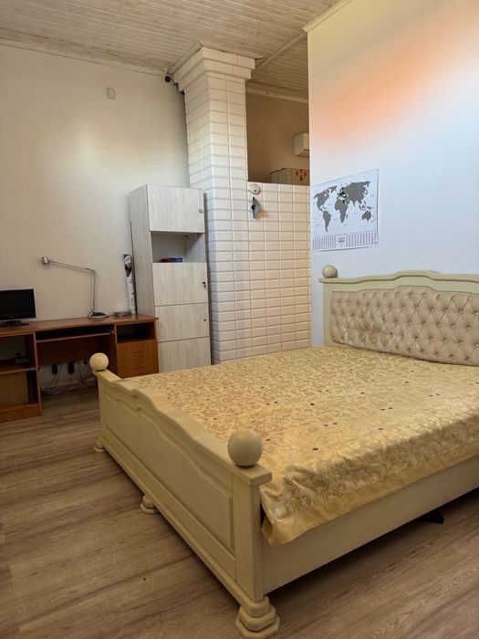 Невеликий будинок із земельною ділянкою