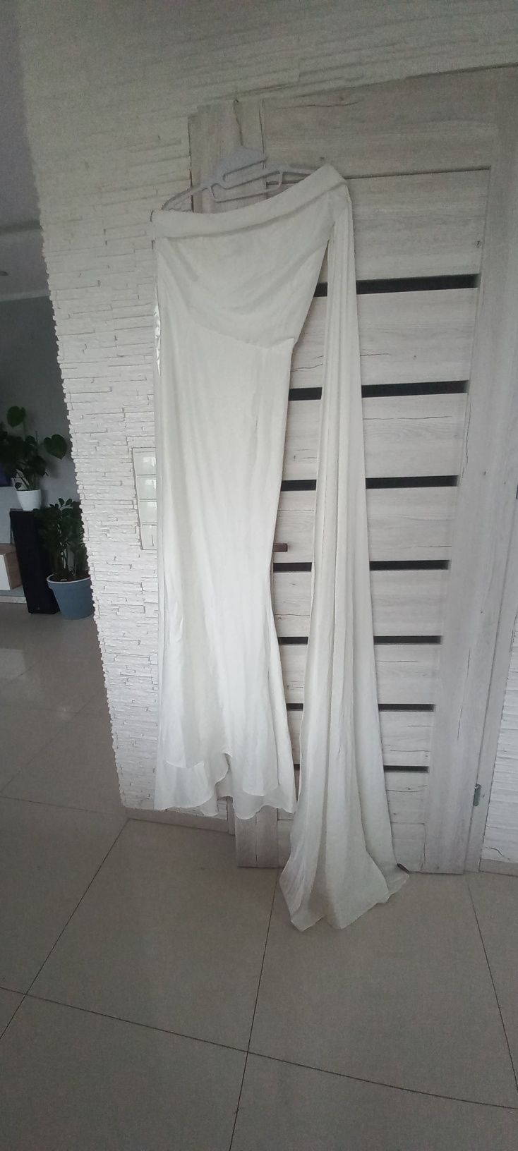 Biała suknia maxi