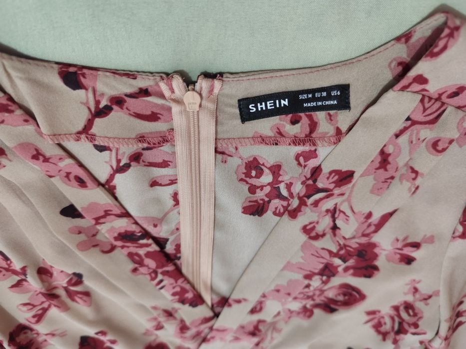 Vestido beje com flores rosa