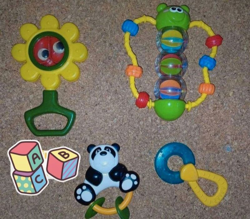 Conjunto de brinquedos de bebé, criança.
7€ cada conjunto