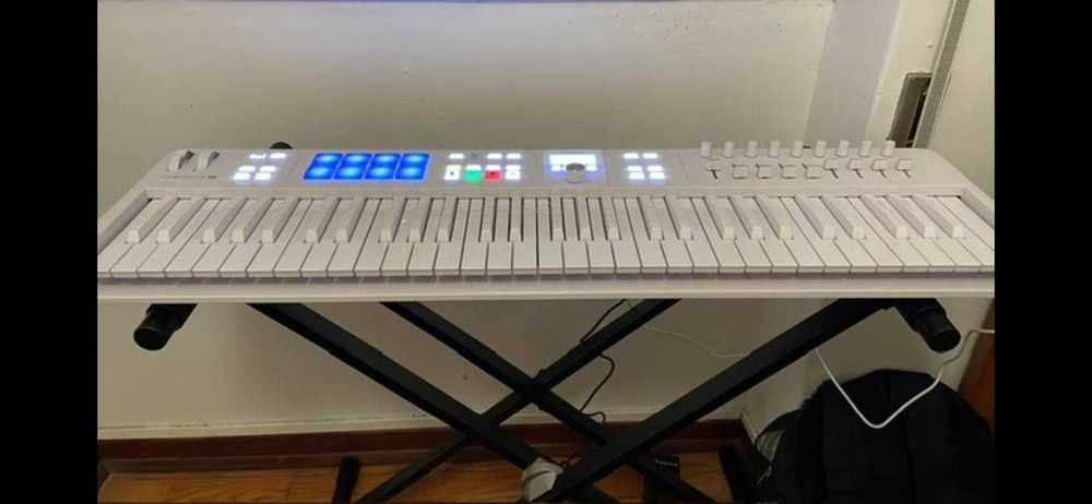 Teclado Arturia Essential 61 Alpine + Kit