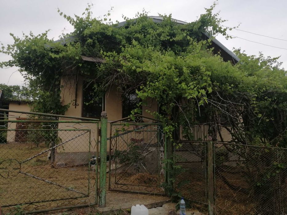 Терміново продаю земельну ділянку з будинком