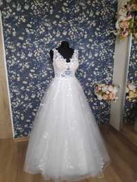 Tiulowa suknia ślubna, ze zdobioną spódnicą