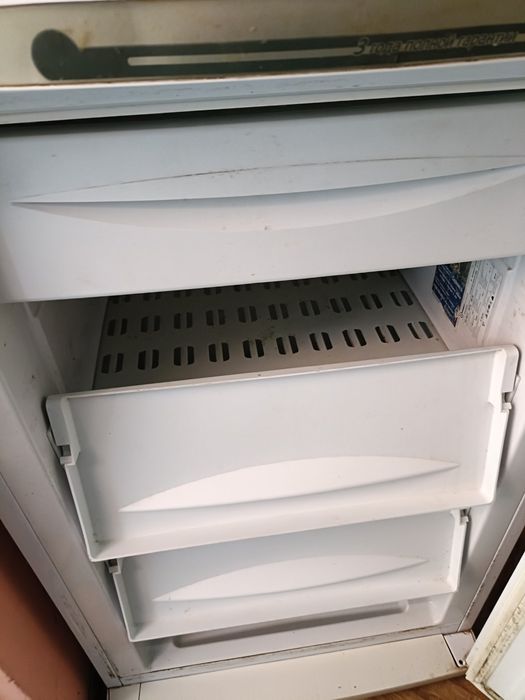 Морозильна камера Indesit SFR100