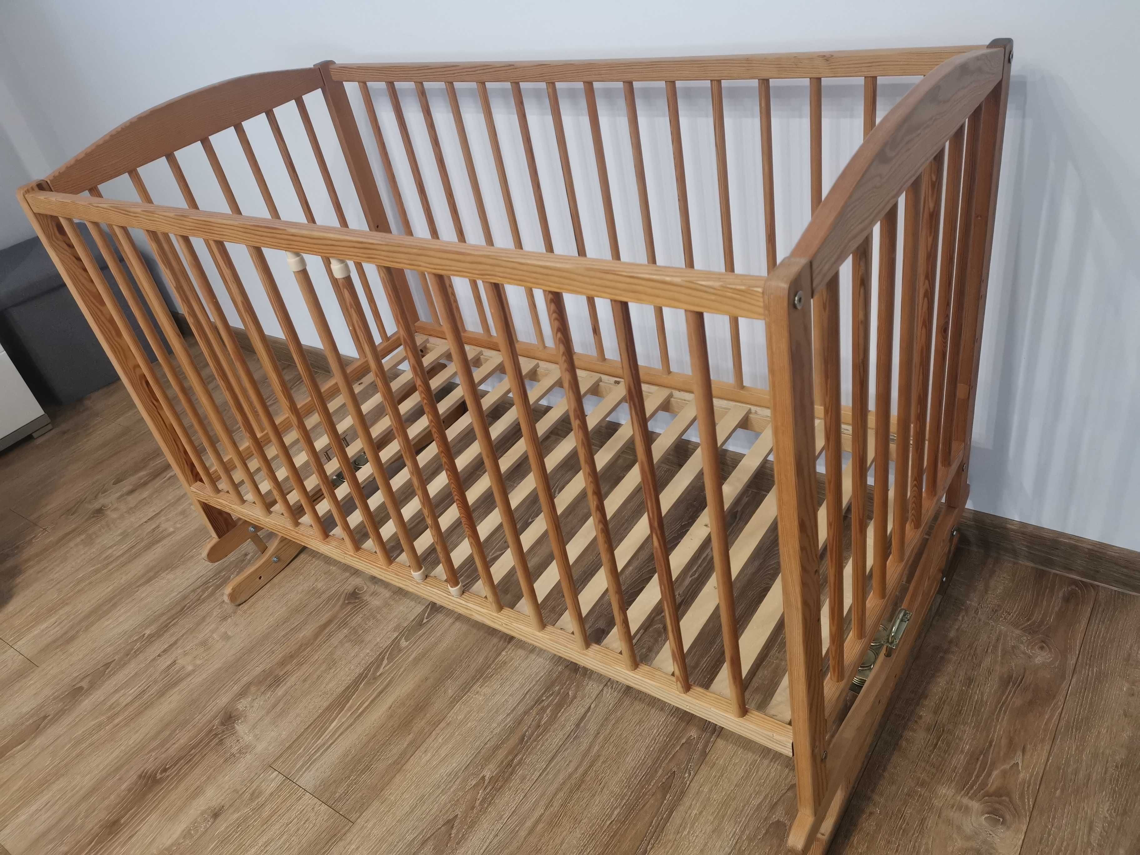 Solidne łóżeczko drewniane 120x60 z bujakiem