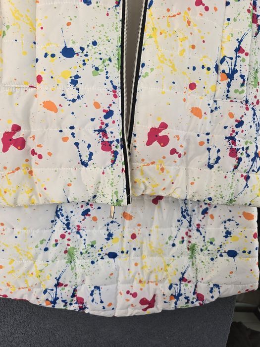 Kamizelka z dłuższym tyłem kolorowa z kapturem na zamek rozm 134/140