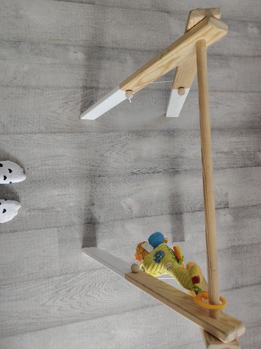 Stojak edukacyjny drewniany z żyrafką